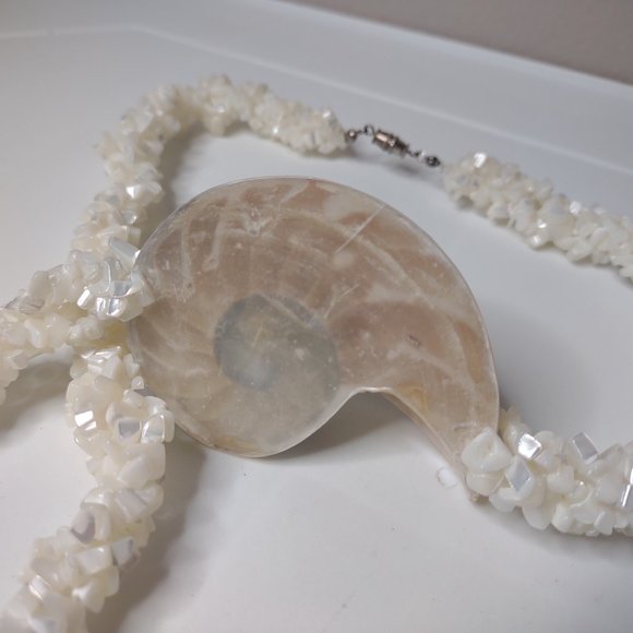 Elegant White and Silver Necklace beach shell - Picture 11 of 14